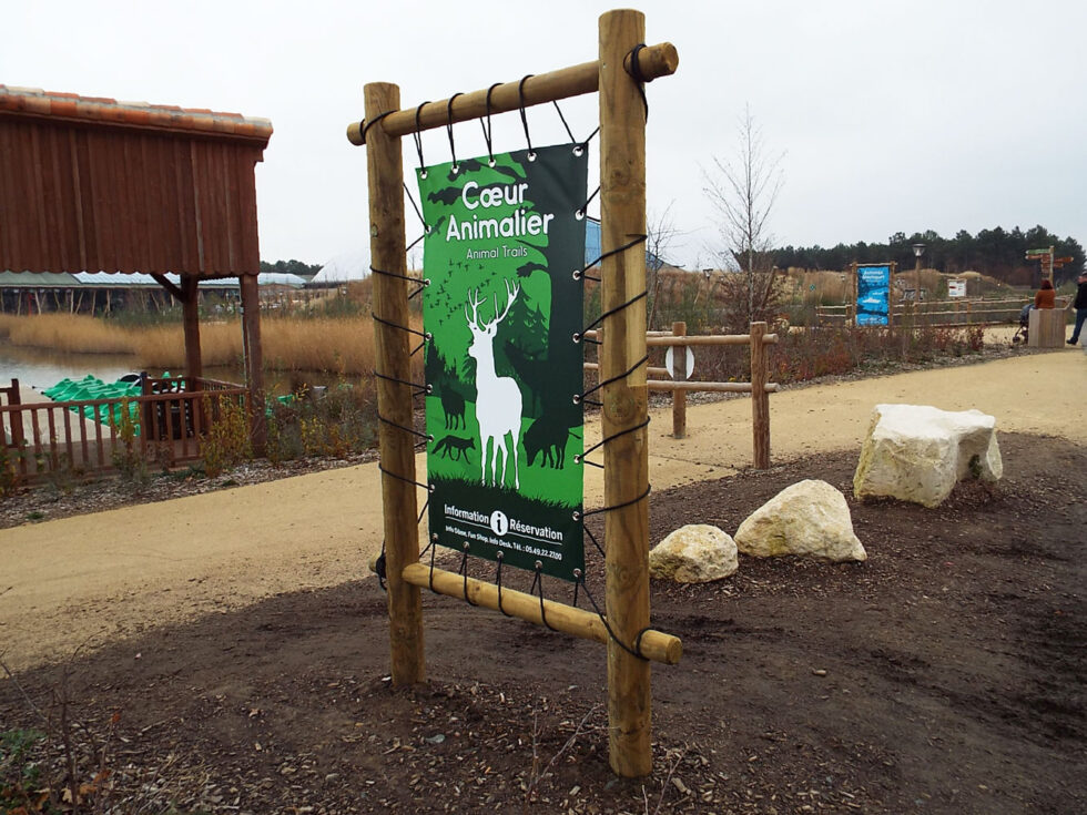 panneau signaletique bache cadre bois sur-mesure center parcs bois aux daims fabricant AD production