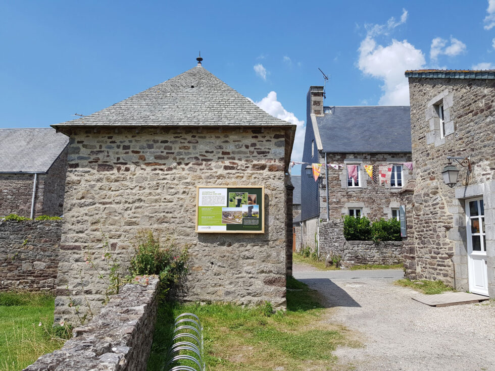 panneau information touristique bois sentier interprétation chateau ens la manche