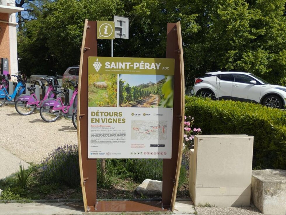 panneaux directionnelle style tonneaux design original cartographie bois et métal signalétique directionnelle