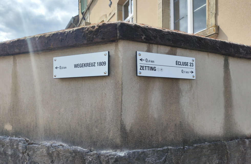 lames directionnelles murales en compact gravé et peint