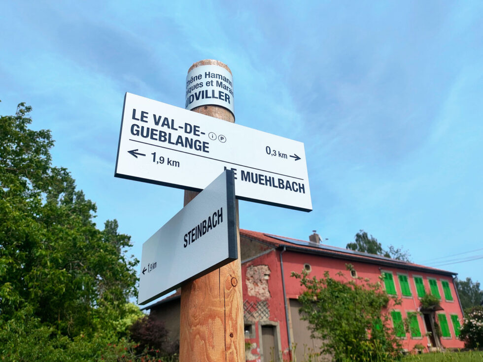 poteau de randonnée avec flèches gravées et bagues de situations en aluminium