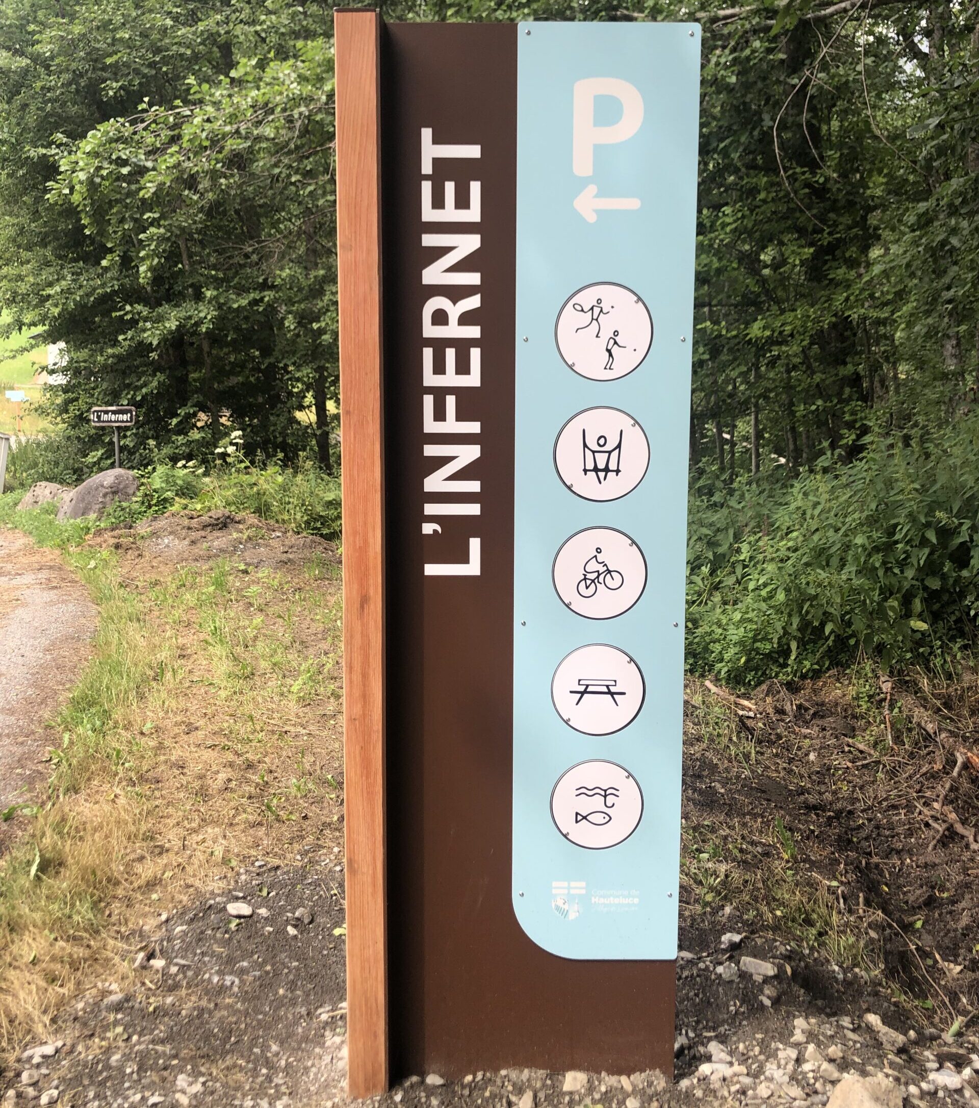 Borne de signalétique identitaire