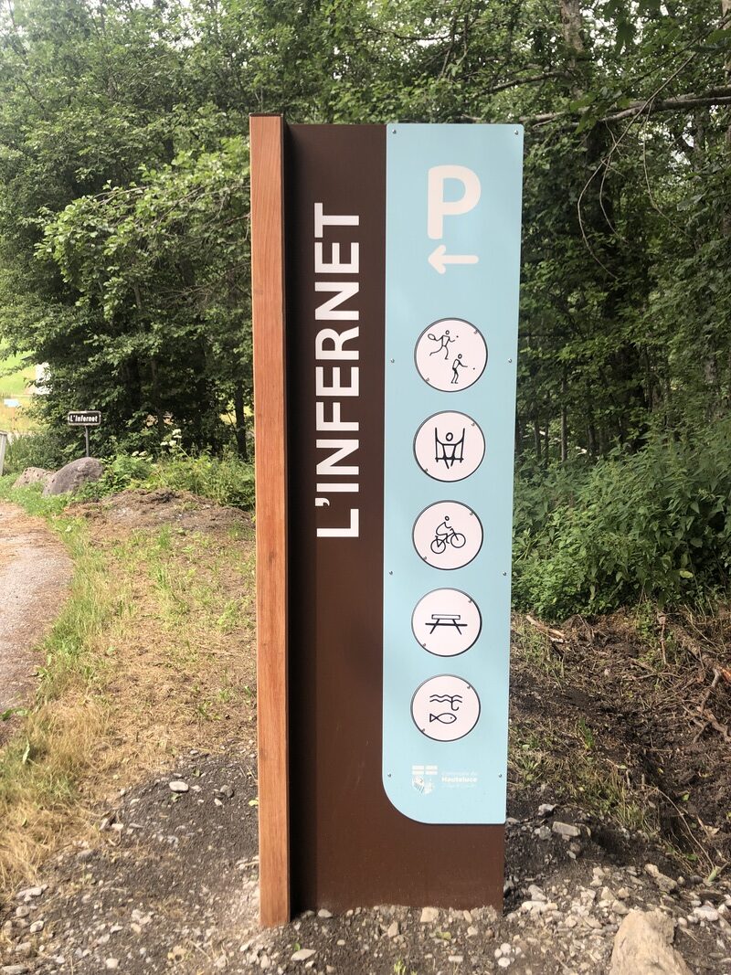 signalétique identitaire Totem entrée
