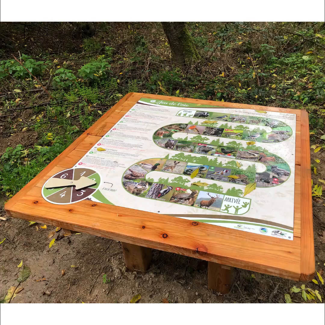 Table en bois avec plateau de jeu de l'oie