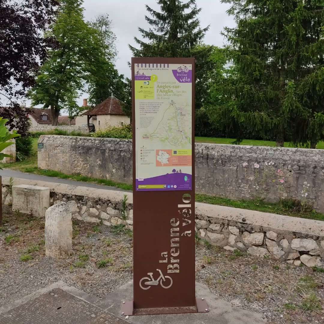 Totem métal gravé