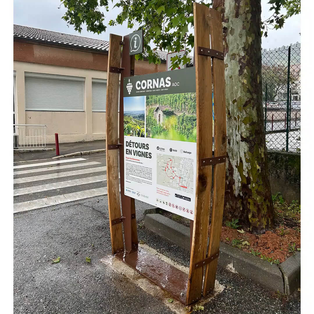 Panneau touristique bois et métal tonneau